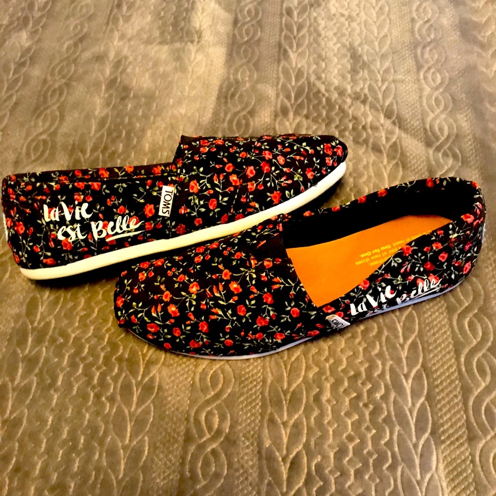 TOMS Slip-On. Seasonal Classic- La Vie est Belle